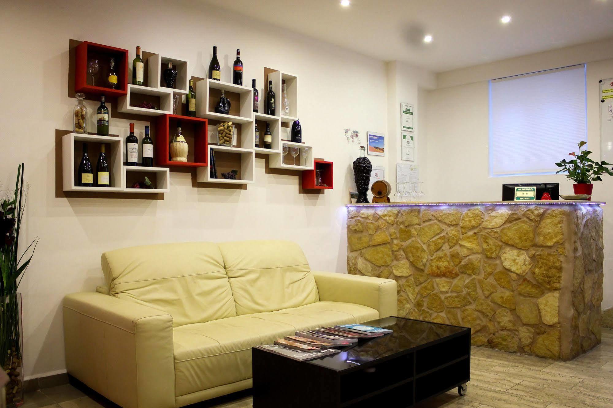 米兰罗索维诺酒店 外观 照片